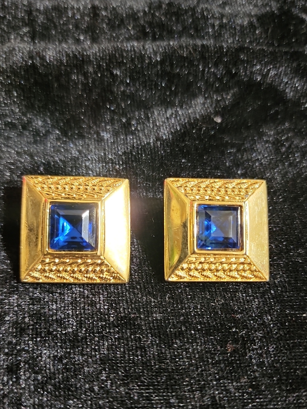 Vintage Monet earrings from the 1980s.